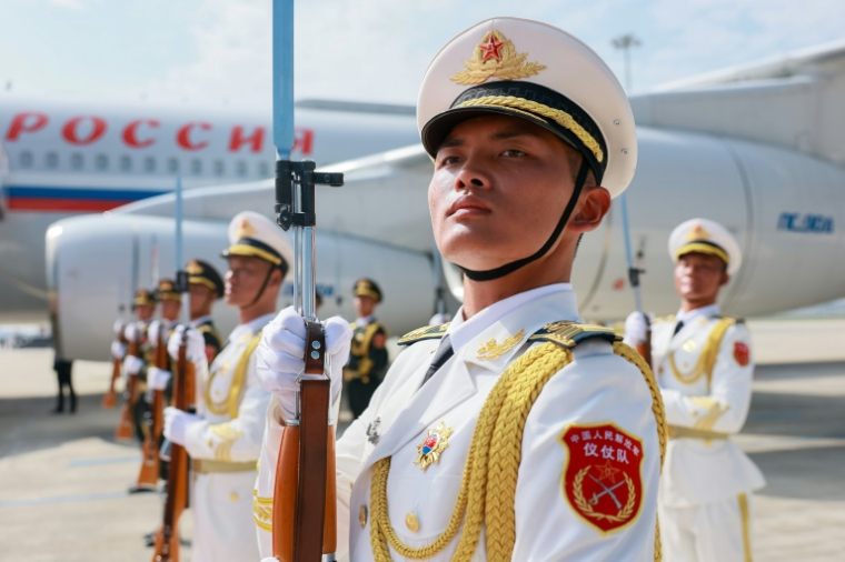 Des soldats chinois présentent les armes pour accueillir le président russe Vladimir Poutine, à Tianjin, le 31 août 2025, selon une image distribuée par le média russe Spoutnik. ( POOL / Vladimir SMIRNOV )