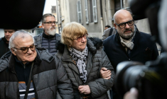 La grand-tante de Grégory Villemin, Jacqueline Jacob, entourée d'un de ses avocats, Stephane Giuranna (D), et de son mari Marcel Jacob (G), le 24 octobre 2025 à Dijon ( AFP / ARNAUD FINISTRE )