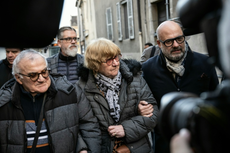La grand-tante de Grégory Villemin, Jacqueline Jacob, entourée d'un de ses avocats, Stephane Giuranna (D), et de son mari Marcel Jacob (G), le 24 octobre 2025 à Dijon ( AFP / ARNAUD FINISTRE )