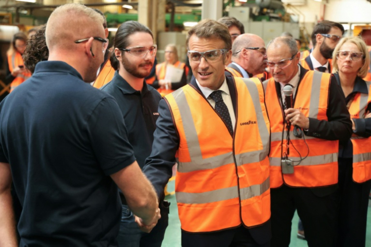 Le président Emmnauel Macron salue des employés lors d'une visite à l'usiine Goodyear à Amiens, le 8 juin 2026 dans la Somme ( POOL / Ludovic MARIN )