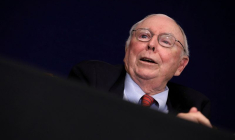 Charles Munger, vice-président de Berkshire Hathaway Inc, prend la parole lors de l'assemblée annuelle du Daily Journal à Los Angeles