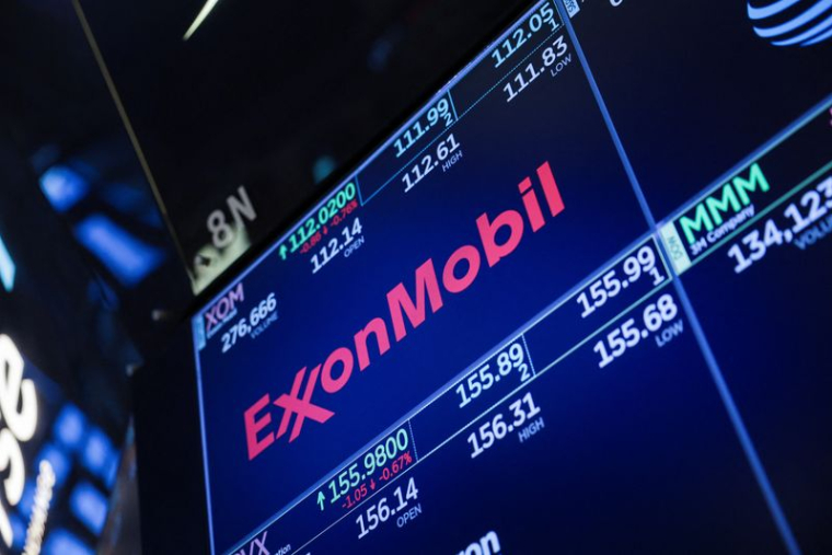 Le logo de Exxon Mobil Corporation sur un écran à la Bourse de New York
