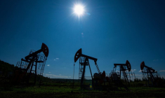 Vue de vérins de pompes à huile à l'extérieur d'Almetyevsk