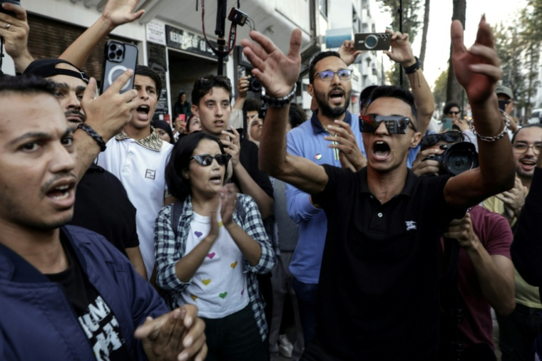 Des jeunes Marocains manifestent pour réclamer des réformes dans les secteurs de la santé et de l'éducation à Rabat, le 2 octobre 2025 ( AFP / Abdel Majid BZIOUAT )