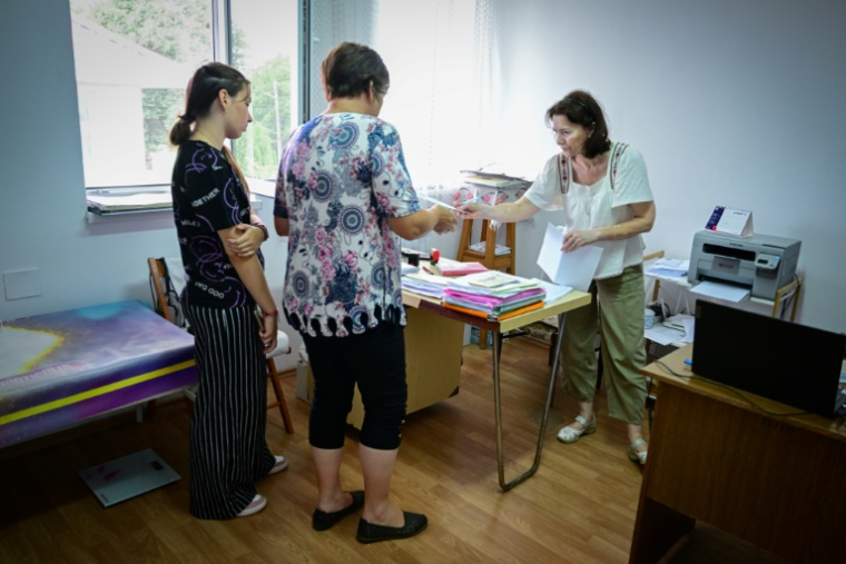 Monica Apostol (à droite), dans son cabinet médical à Raucesti, en Roumanie, le 22 juin 2025. ( AFP / Daniel MIHAILESCU )