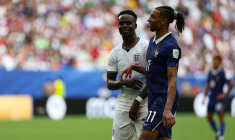 Les Bleus de Deschamps mangent du chocolat après une folle bataille d’Angleterre