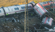Des enquêteurs examinent des débris près des wagons endommagés, au lendemain d’une collision entre deux trains à grande vitesse, entre Urda et Los Yebenes, dans la province de Tolèd, le 29 octobre 2026 en Espagne ( AFP / Oscar DEL POZO )