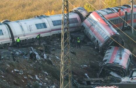 Des enquêteurs examinent des débris près des wagons endommagés, au lendemain d’une collision entre deux trains à grande vitesse, entre Urda et Los Yebenes, dans la province de Tolèd, le 29 octobre 2026 en Espagne ( AFP / Oscar DEL POZO )