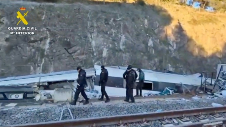 Image extraite d'une vidéo diffusée le 19 janvier 2026 par la Guardia Civil espagnole, montrant des secouristes sur le lieu du déraillement d'un train à grande vitesse Iryo, percuté par un autre train, à Adamuz, dans le sud de l'Espagne ( Guardia Civil / Handout )