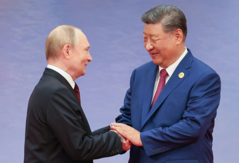 Le président chinois Xi Jinping salue son homologue ruse Vladimir Poutine lors d'un sommet à Tianjin le 31 août 2025. ( POOL / Alexander KAZAKOV )