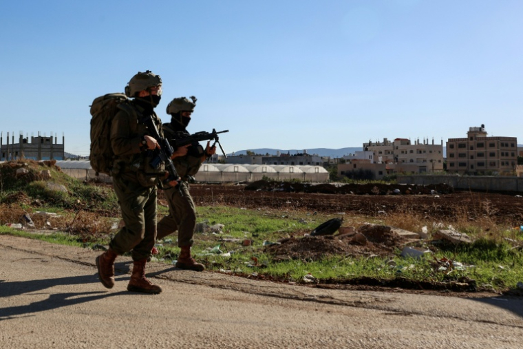 Des soldats israéliens en patrouille à Toubas lors d'une opération militaire en Cisjordanie occupée, le 26 novembre 2025 ( AFP / Zain JAAFAR )