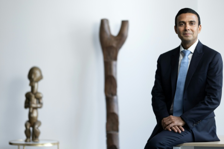 L'homme d'affaires et investisseur indien, fondateur et PDG d'ARISE IIP, Gagan Gupta, pose lors d'une séance photo dans son bureau à Paris le 16 juin 2026 ( AFP / JOEL SAGET )