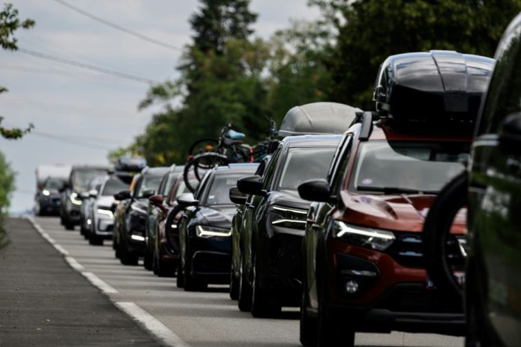 Des automobilistes le long de nationale 7, près de la commune du Péage-de-Roussillon, en Isère, le 2 août 2025 ( AFP / JEAN-PHILIPPE KSIAZEK )