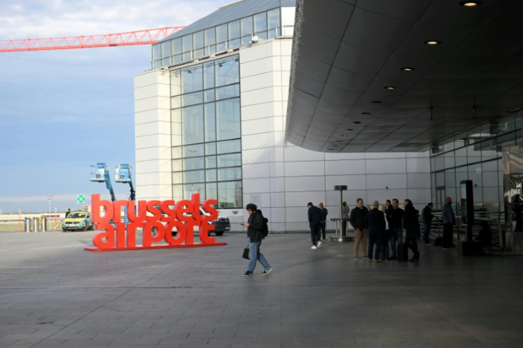 Des voyageurs devant l'entrée de l'aéroport de Bruxelles-Zaventem, le 5 novembre 2025 ( AFP / Nicolas TUCAT )