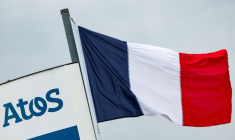 Le logo d'Atos à côté du drapeau français