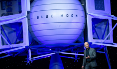 Jeff Bezos présente Blue Moon, un véhicule d'atterrissage lunaire, lors d'un événement Blue Origin à Washington, le 9 mai 2019 ( AFP / SAUL LOEB )