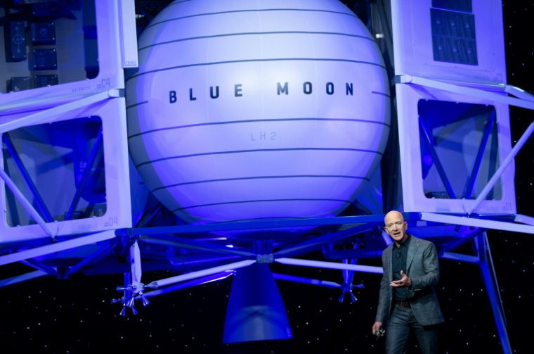 Jeff Bezos présente Blue Moon, un véhicule d'atterrissage lunaire, lors d'un événement Blue Origin à Washington, le 9 mai 2019 ( AFP / SAUL LOEB )