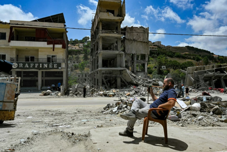 Un homme dans les décombres de Nabatiyé dans le sud du Liban, ville bombardée par Israël ces dernières semaines, le 23 juin 2026. ( AFP / Fadel ITANI )