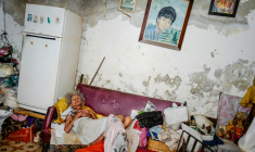 Pilar Alcantara, une Cubaine de 81 ans, est alitée chez elle dans le quartier de Jesus Maria, à La Havane, après avoir contracté le chikungunya, le 20 novembre 2025 ( AFP / ADALBERTO ROQUE )