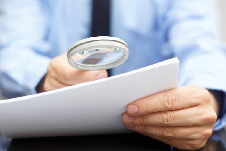 Lors de la signature d'un contrat d'assurance auto, habitation, santé ou prévoyance, un ensemble de documents est remis au souscripteur. Parmi eux figurent les conditions générales et les conditions particulières. (crédit : Bacho Foto - stock.adobe.com)