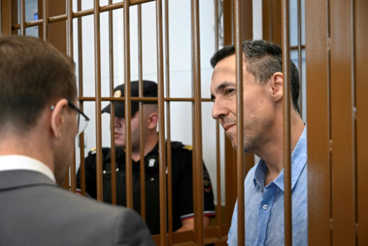 Le chercheur français Laurent Vinatier (d), accusé d'avoir recueilli des informations militaires russes sans s'enregistrer comme "agent étranger" écoute son avocat lors lors d'une audience au tribunal du district de Zamoskvoretsky, à Moscou, le 3 septembre 2024 ( AFP / Alexander NEMENOV )