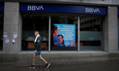 L'affiche de la banque BBVA renvoie à l'offre publique d'achat de sa rivale Sabadell