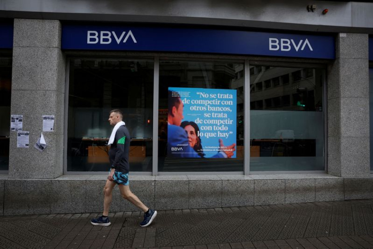 L'affiche de la banque BBVA renvoie à l'offre publique d'achat de sa rivale Sabadell