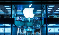 Le logo Apple sur un des stores du groupe. (Crédit:  / Adobe Stock)