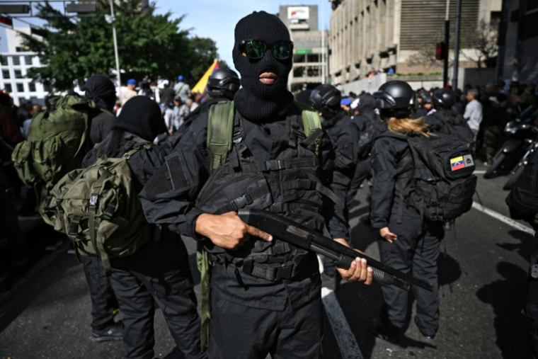 Des partisans armés du président vénézuélien Nicolás Maduro se rassemblent près du palais présidentiel de Miraflores à Caracas le 3 janvier 2026 ( AFP / Federico PARRA )