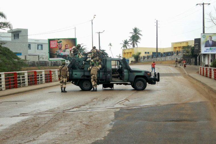 Des soldats dans une rue de Libreville, Gabon