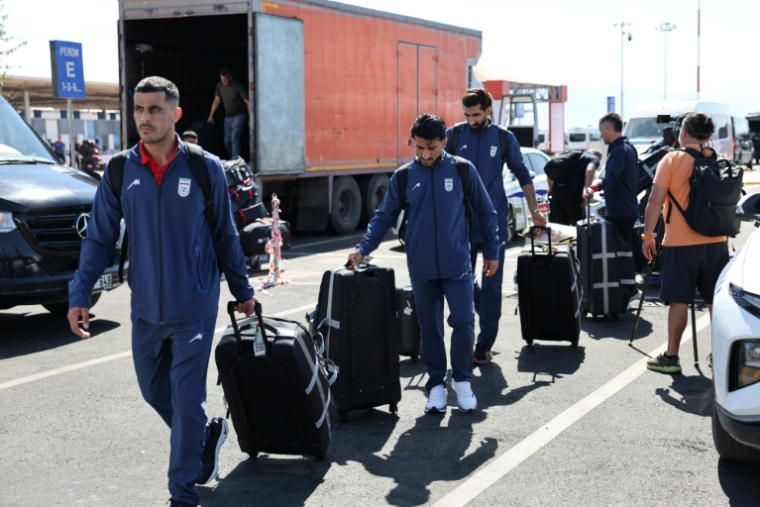 Des joueurs de l'équipe nationale iranienne de football arrivent à Antalya en Turquie, le 18 mai 2026, pour un stage de préparation avant le Mondial ( AFP / Oner SAN )
