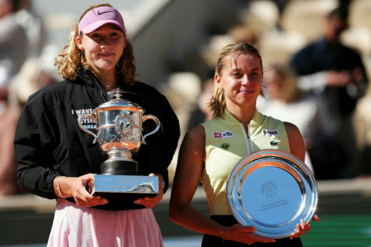 La Russe Mirra Andreeva (g) gagnante de Roland-Garros et la finaliste, la Polonaise Maja Chwalinska, le 6 juin 2026 ( AFP / Dimitar DILKOFF )