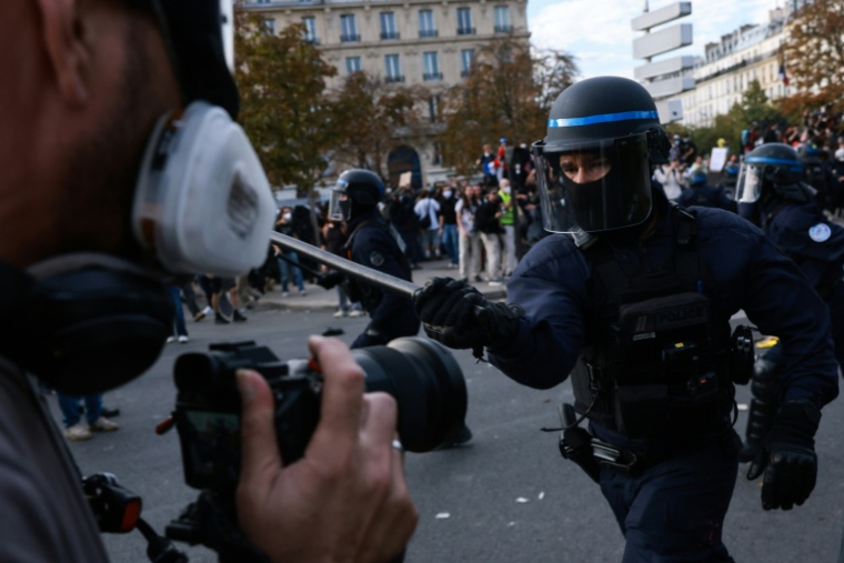 Des policiers interviennent face aux manifestants, le 6 octobre 2026 à Paris ( AFP / Kenzo TRIBOUILLARD )