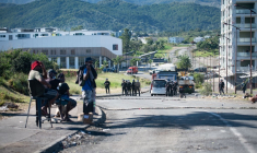 Les gendarmes français affrontent des manifestants indépendantistes alors que des affrontements se produisent lors de la suppression d'un barrage routier sur l'avenue Paul-Emile Victor à Dumbéa en Nouvelle-Calédonie, le 24 juin 2024. ( AFP / DELPHINE MAYEUR )