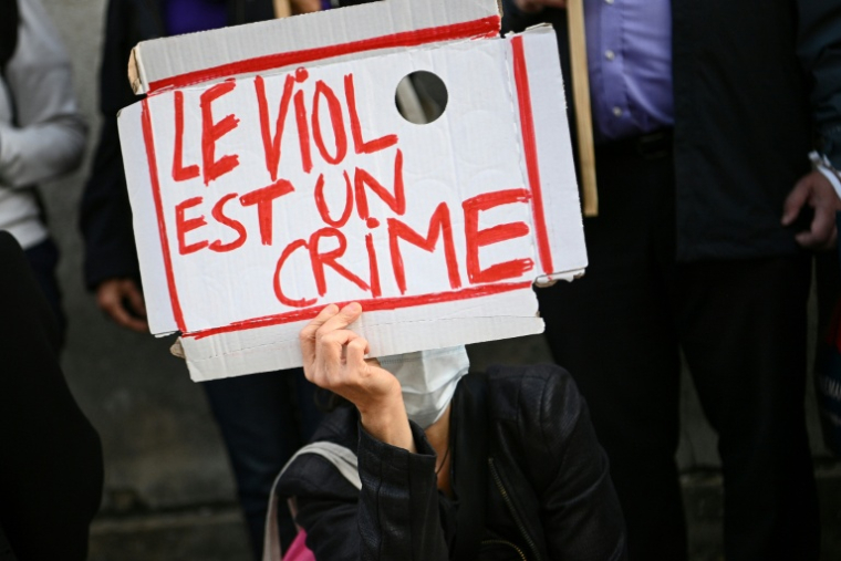 Une pancarte "le viol est un crime" lors d'une manifestation à Versailles, le 24 septembre 2020 ( AFP / Christophe ARCHAMBAULT )