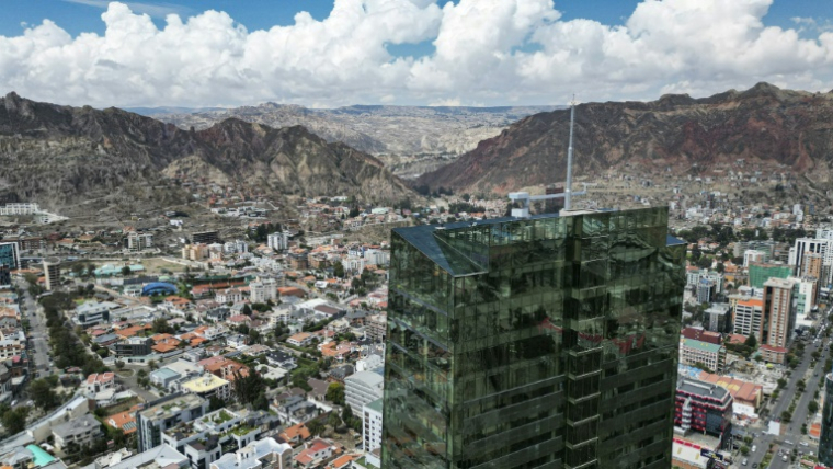 Vue aérienne du secteur sud de La Paz, prise le 18 octobre 2025 ( AFP / MARTIN BERNETTI )