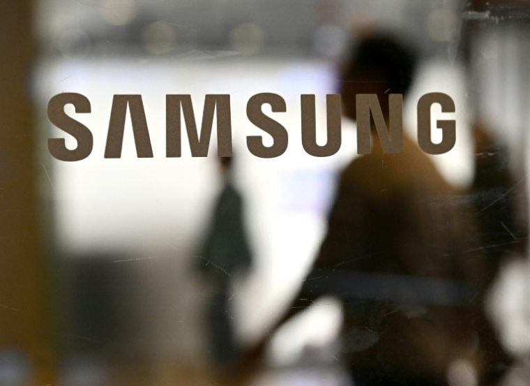 Le logo de Samsung Electronics sur une porte du bâtiment de l'entreprise situé à Seocho, à Séoul, le 20 mai 2026 ( AFP / Jung Yeon-je )