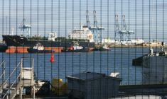 L'Ethera, un pétrolier de la "flotte fantôme"  russe, a été saisi par les forces spéciales belges, est escorté vers le port de Zeebruges, le 1er mars 2026 ( BELGA / NICOLAS MAETERLINCK )