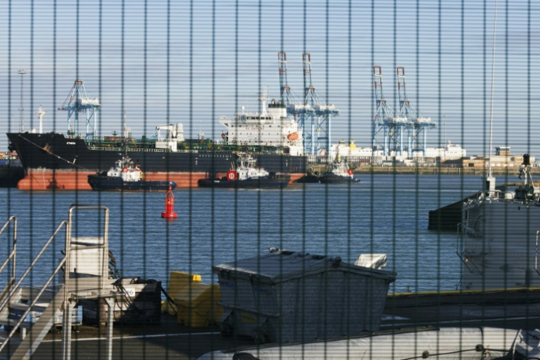 L'Ethera, un pétrolier de la "flotte fantôme"  russe, a été saisi par les forces spéciales belges, est escorté vers le port de Zeebruges, le 1er mars 2026 ( BELGA / NICOLAS MAETERLINCK )