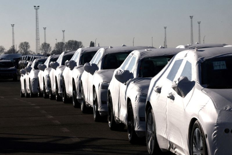 De nouvelles voitures sont garées dans le port de Zeebrugge