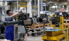 Un employé sur une chaîne de production dans une usine à Shanghai