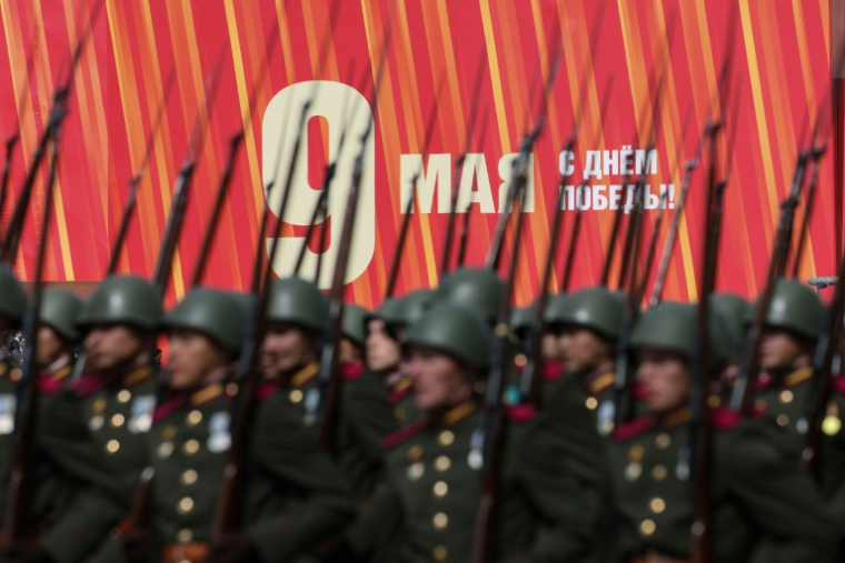 Des militaires russes défilent lors de la parade militaire du Jour de la Victoire sur la Place Rouge, à Moscou, le 9 mai 2025 ( AFP / STRINGER )