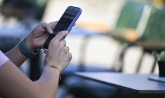 Depuis octobre 2024, les opérateurs ont l’obligation de s’assurer que les numéros appelants affichés sont authentifiés. ( AFP / ARMEND NIMANI )