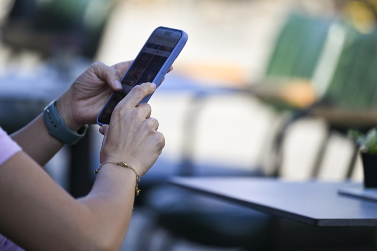 Depuis octobre 2024, les opérateurs ont l’obligation de s’assurer que les numéros appelants affichés sont authentifiés. ( AFP / ARMEND NIMANI )