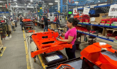 Un ouvrier dans une usine aux États-Unis