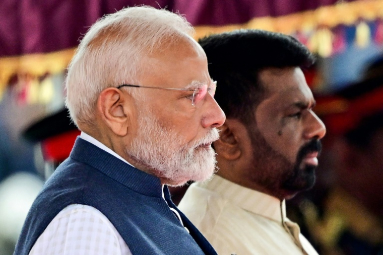 Le président sri-lankais Anura Kumara Dissanayake (d) et le Premier ministre indien Narendra Modi lors d'une cérémonie place de l'Indépendance à Colombo, le 5 avril 2025 ( AFP / Ishara S. KODIKARA )