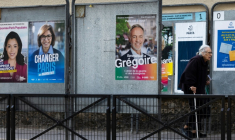 Les panneaux d'affichage électoraux à Paris, le 23 mars 2026 ( AFP / JOEL SAGET )