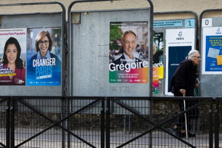 Les panneaux d'affichage électoraux à Paris, le 23 mars 2026 ( AFP / JOEL SAGET )