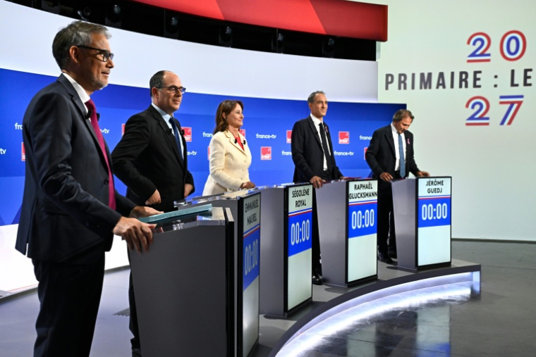 Les candidats à la primaire de la gauche, le 1er octobre 2026 lors d'un débat sur France 2/France Inter à la Maison de la radio à Paris ( AFP / JULIEN DE ROSA )
