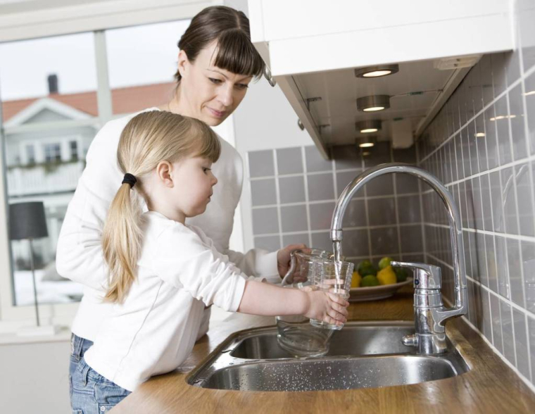 La majorité des Français plébiscite l'eau du robinet face à l'eau en bouteille / iStock.com - gemenacom